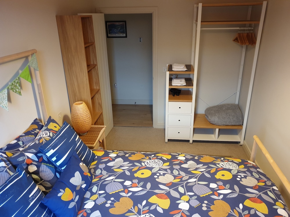 2 Bedroom Central Stylish Flat view 3