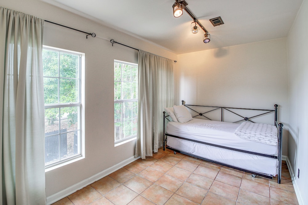 Townhome Near Lake Hamilton & Race Track!