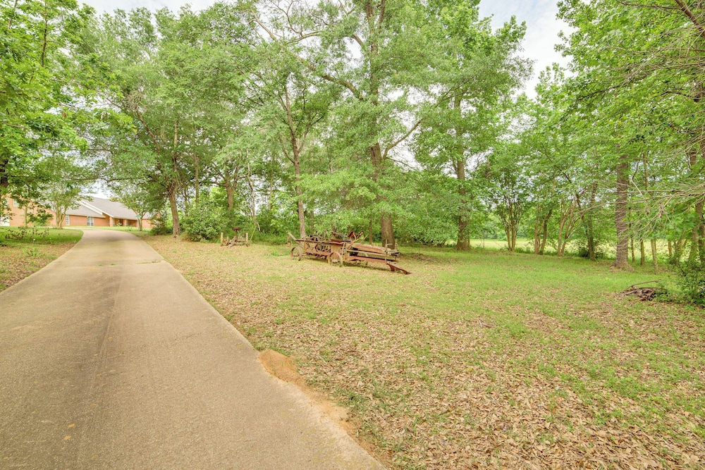 Tranquil Family Retreat: 4 Mi to Dtwn Winnsboro!