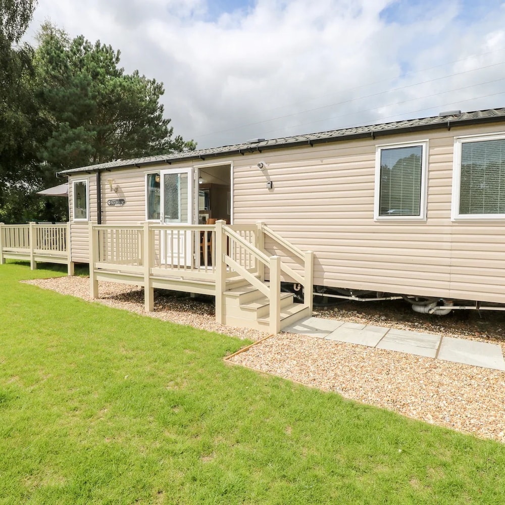 5 Berth 3 Bedroom Caravan Holiday Home in Fritton view 2
