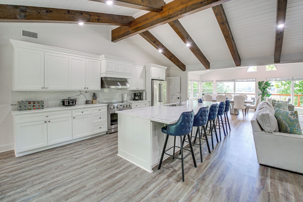 Lake Hamilton Views: Hot Springs Family Home!