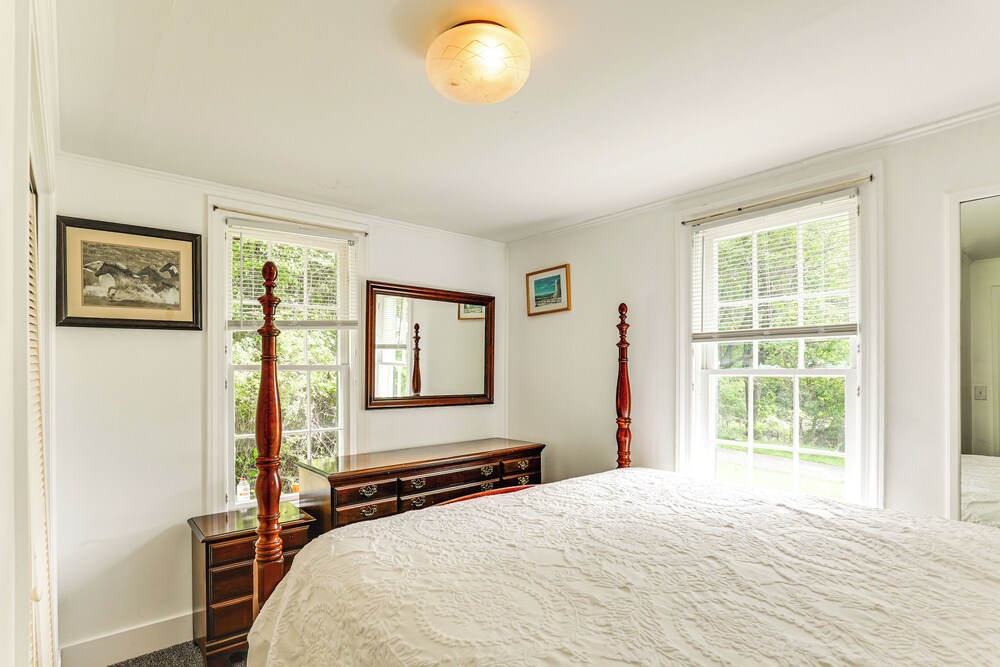 Near Shops & Parks: Dog-friendly Maryland Gem