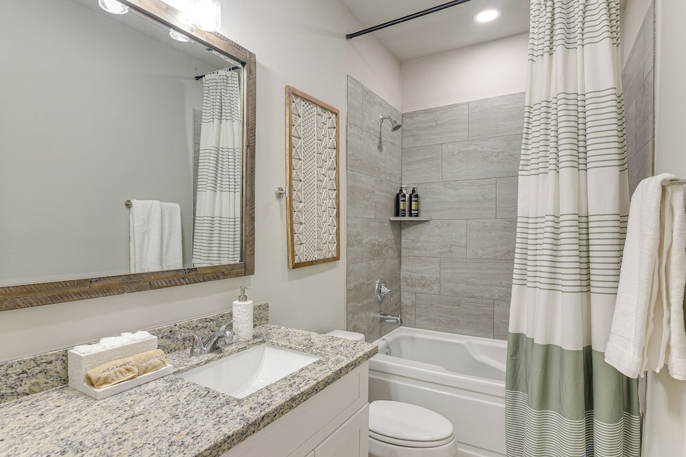 Private Patio & Yard: Houston Retreat Near Golf!