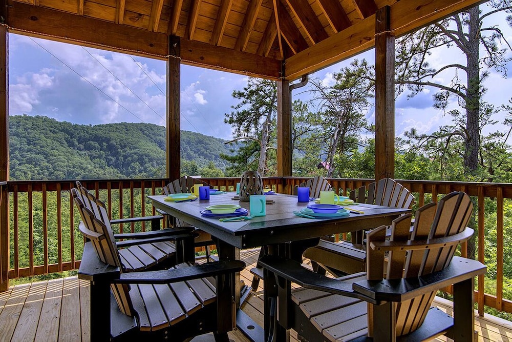 Chateaux Nirvana - 5 Bedrooms, 5 Baths, Sleeps 20 Home by RedAwning