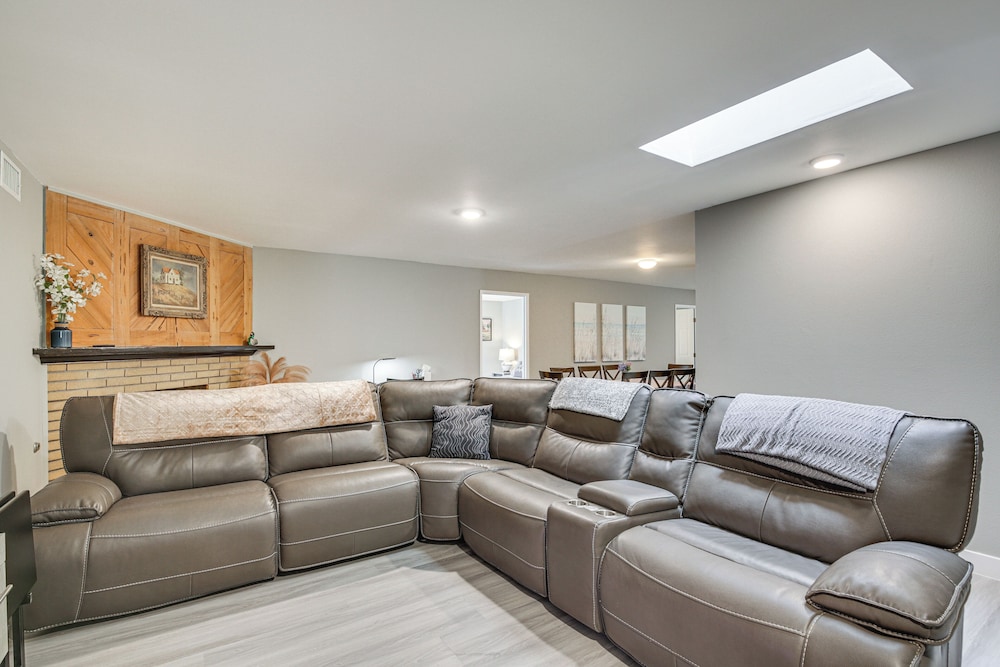 Fireplace, Hot Tub, Patio & Bbq: San Diego Home