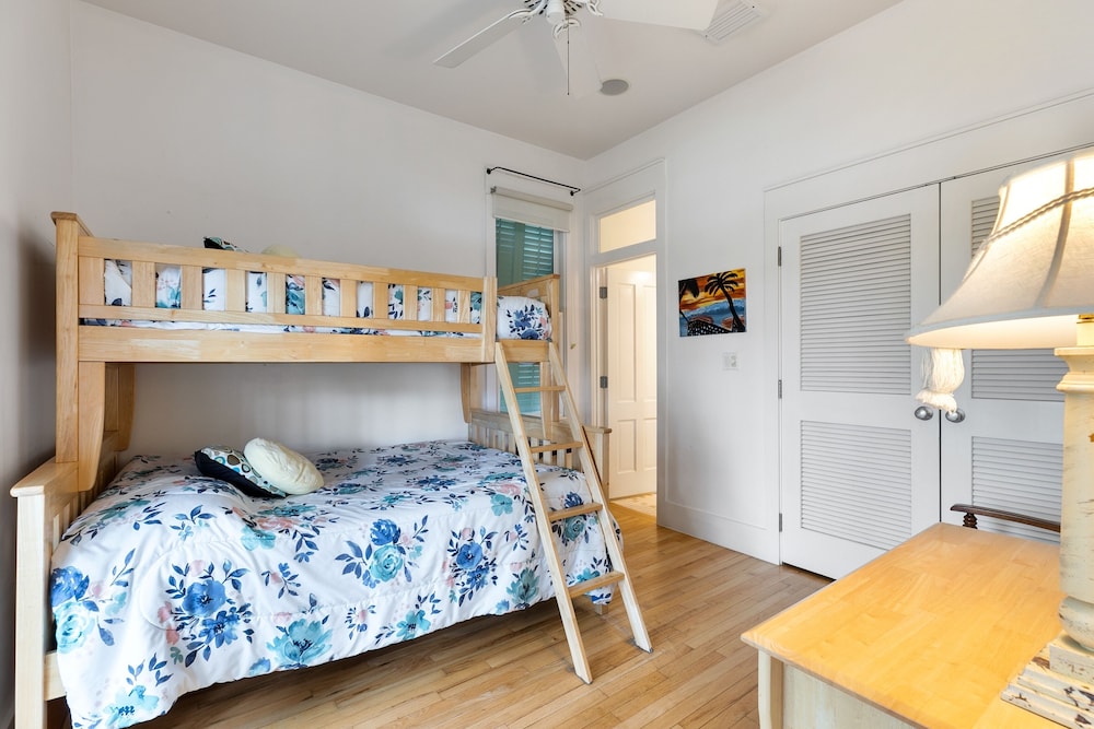 Palm House - Private Beachfront House 3 Bedroom Home by RedAwning