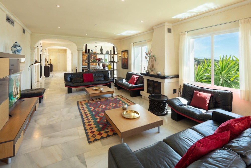 Large Luxury Family Villa 500m From Beach
