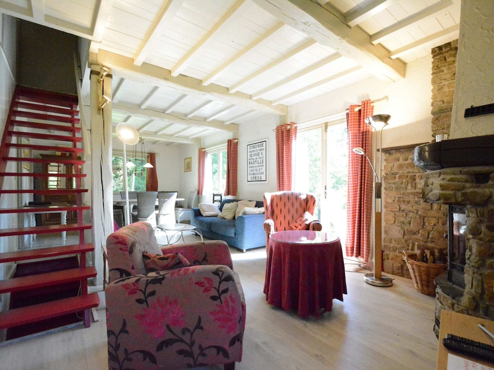 Luxury Pet Friendly Chalet in Bièvre near Forest