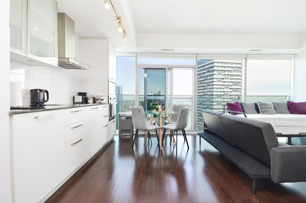 Downtown Toronto Condo near Scotiabank Arena