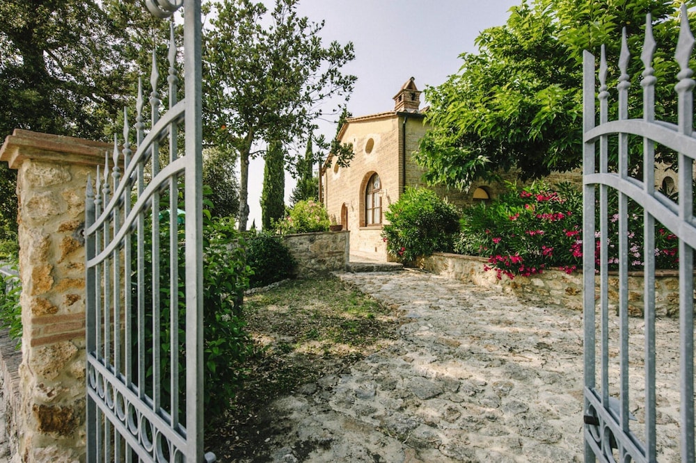 Country House in Tuscany With Pool and Tennis