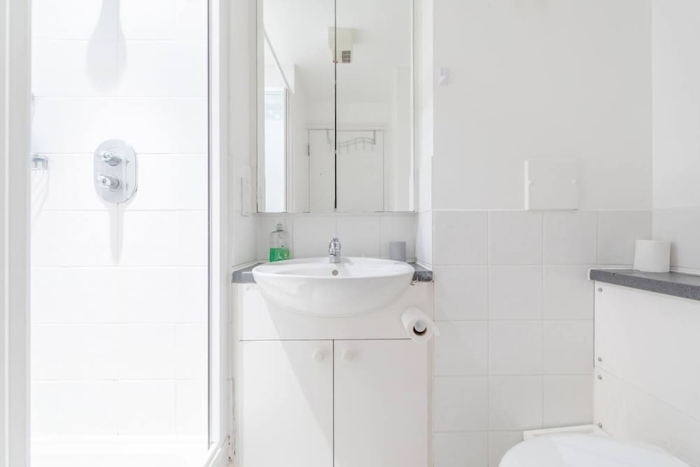 Spacious 2 Bedroom Apartment Near White City