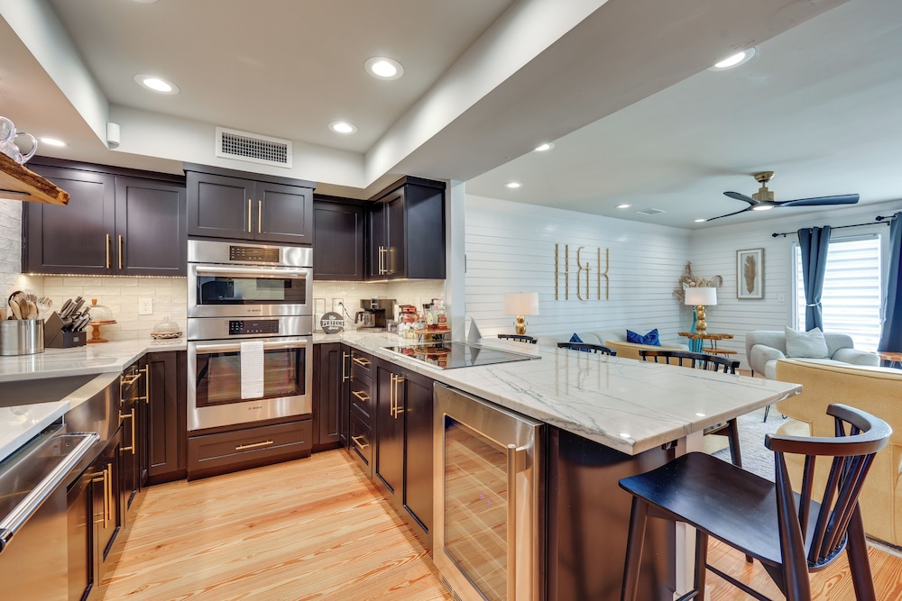 Steps to Sand: Townhome w/ Balcony in Jax Beach!