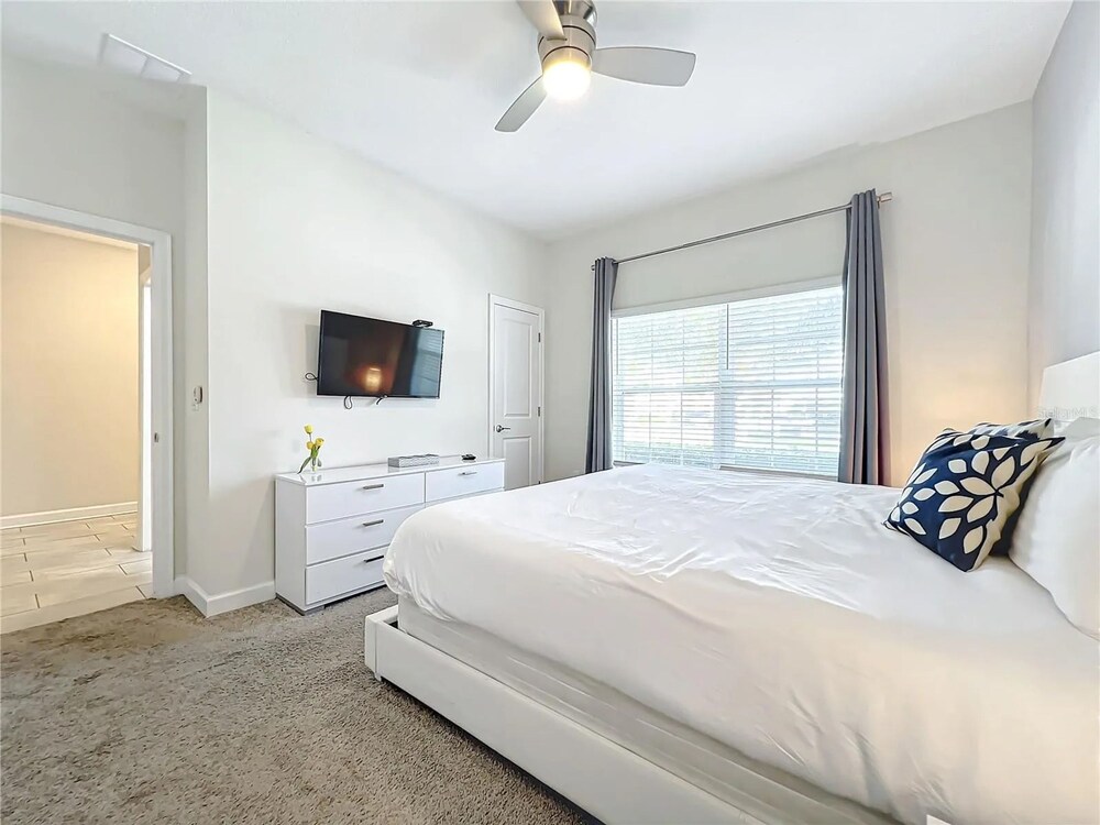 Stunning 4Bd w Pool Storey Lake 5019