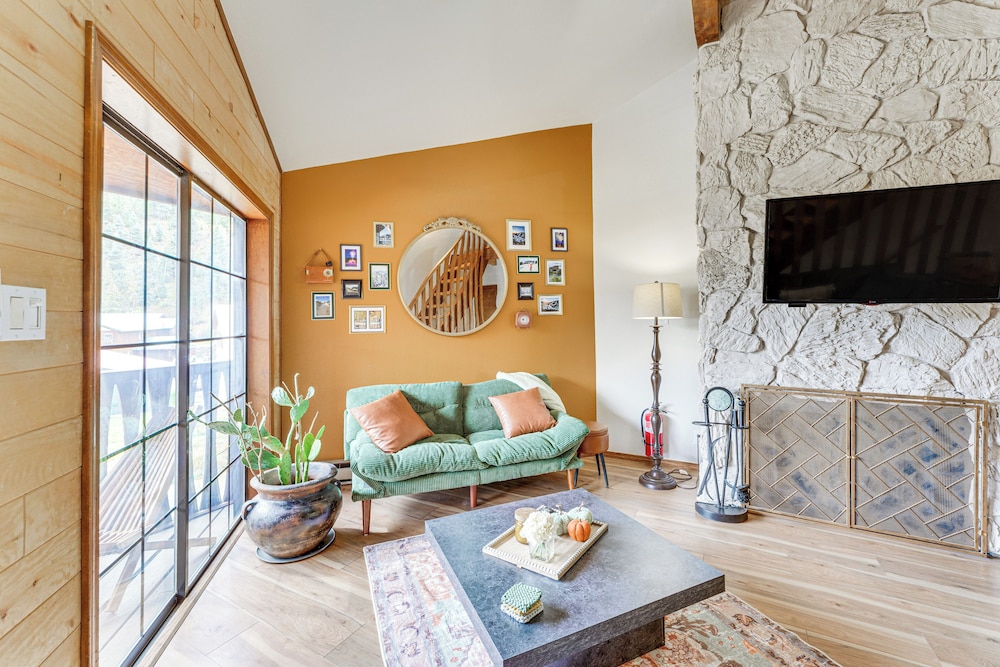 Red River Home w/ Ski Slope, Mtn & River Views!