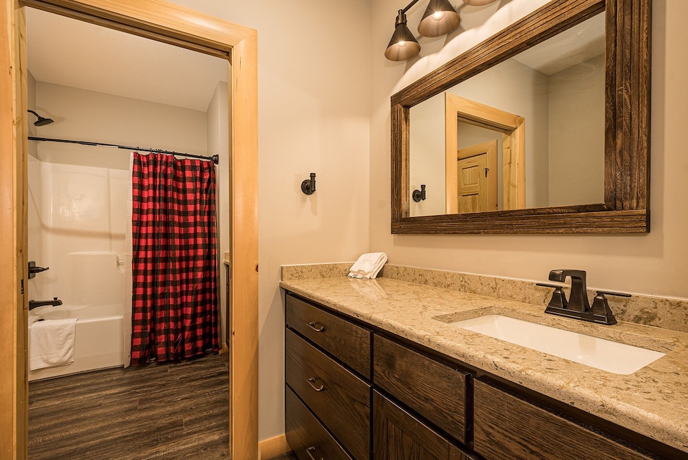 Mountain Crest Lodge - Property Image 2