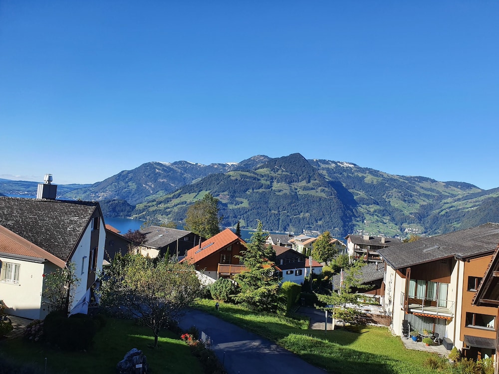 Cozy Apartment With Lake View for 6 Guests view 4