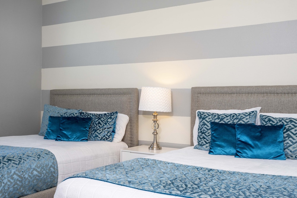 Luxurious Single Family Home w Pool Close to Disney 1568M - Image 5