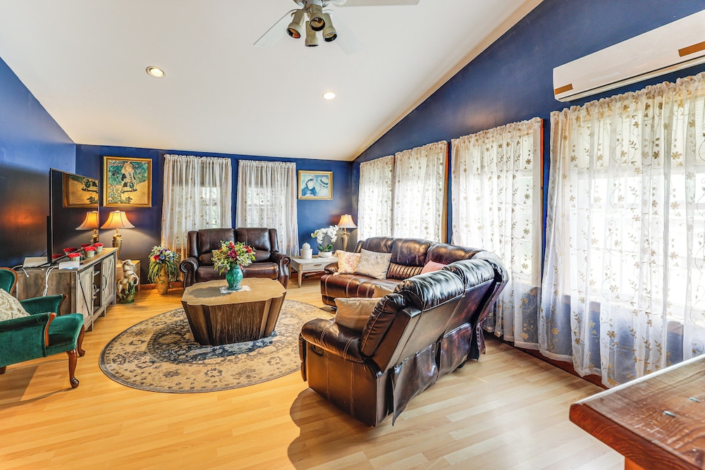 Family-friendly Home w/ Furnish Patio in Crystal!