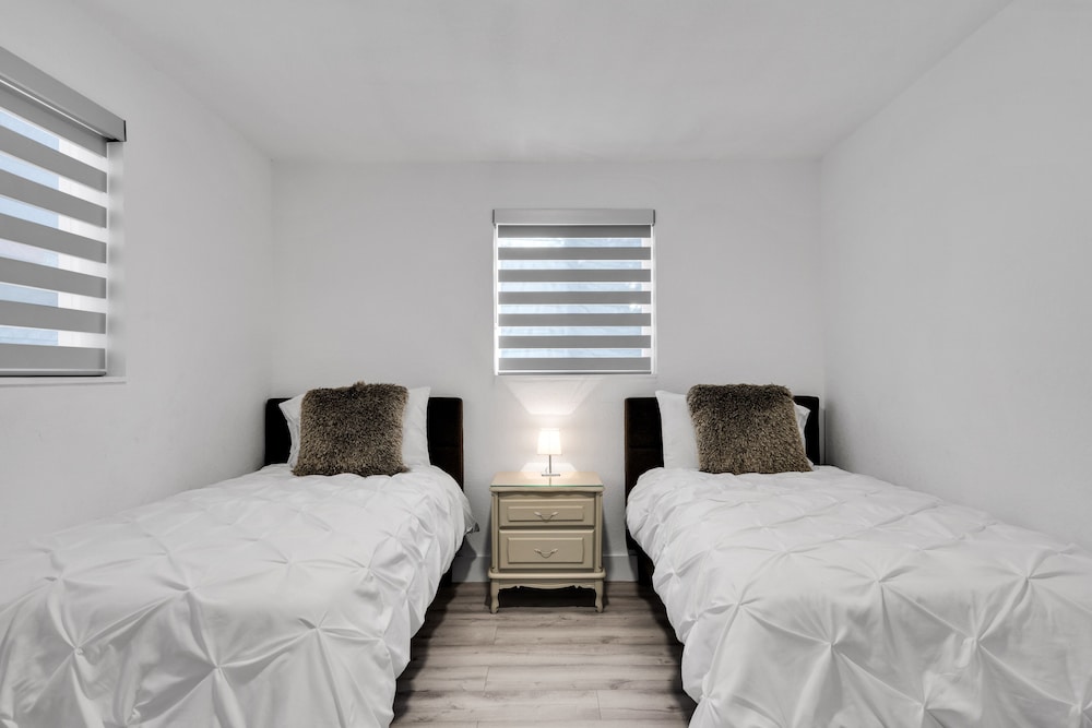 Hollywood Hills House w Backyard-BBQ - Image 4