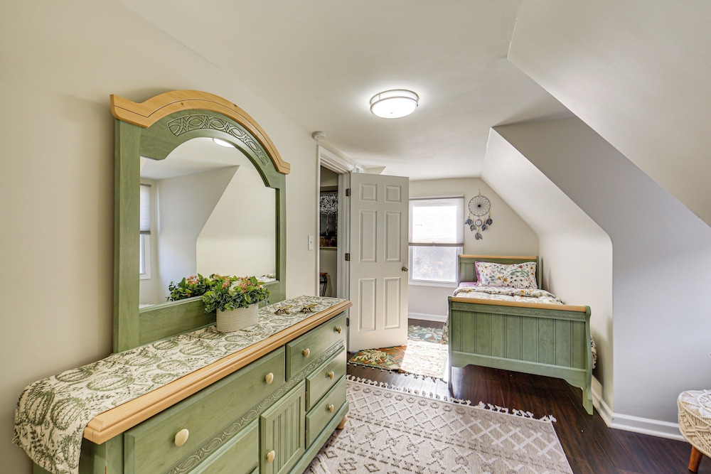6 Mi to Downtown - Spacious Home in Pittsburgh!