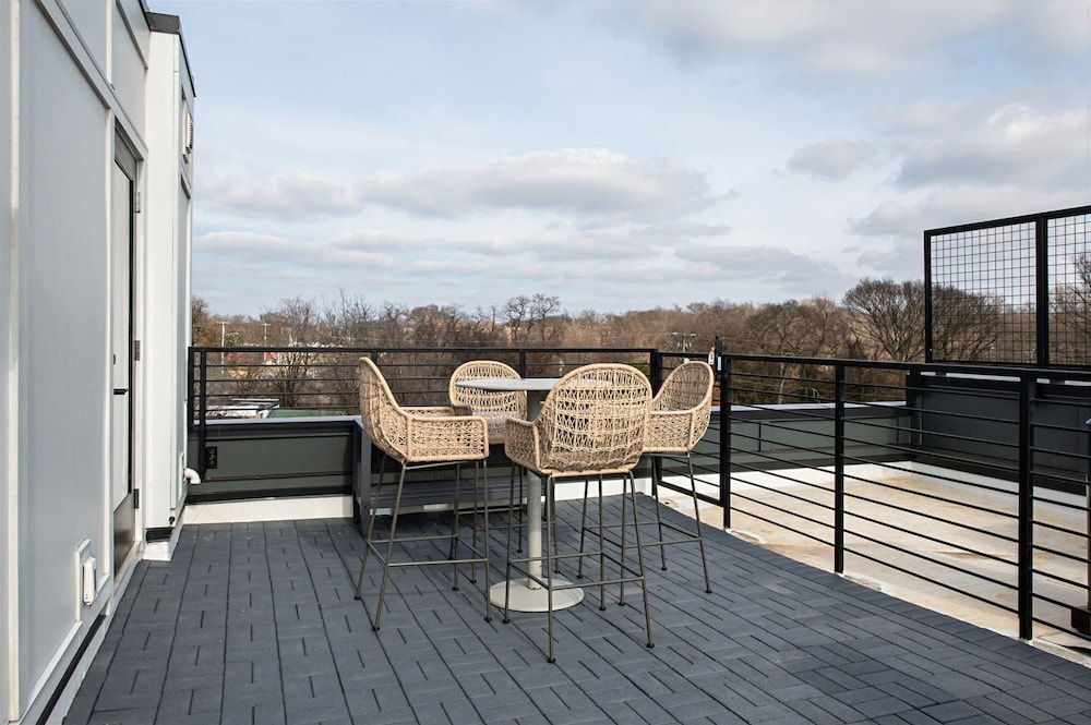 Rooftop Hot Tub Skyline Views Near Broadway
