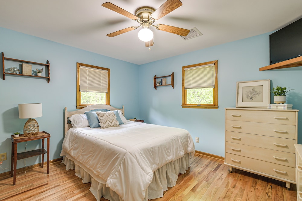 5 Mi to Lake Robinson: Bbq-ready Home w/ Pool