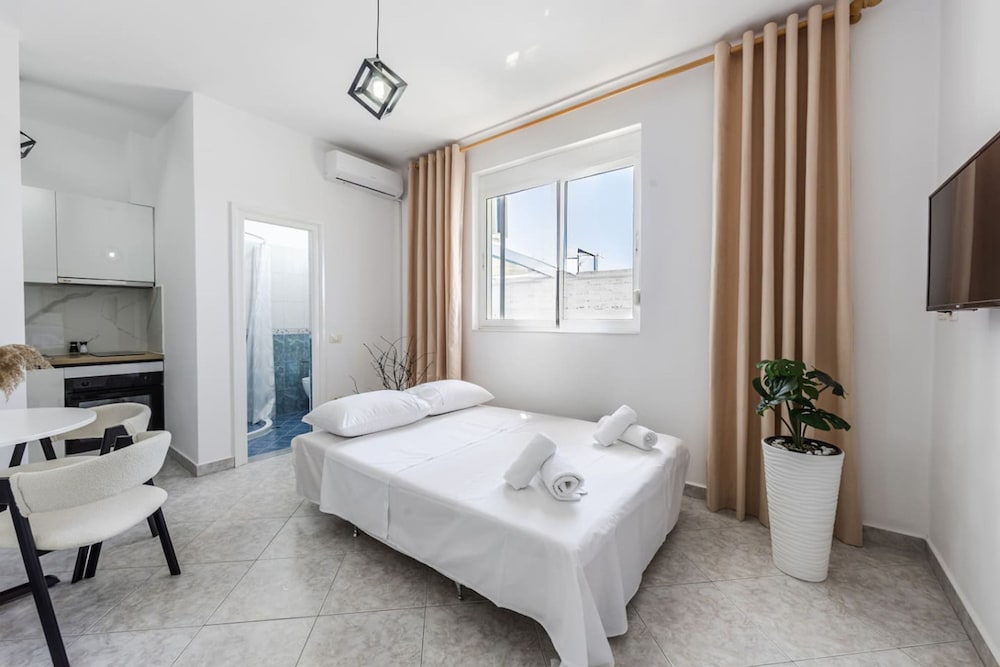 Modern Home With Wifi and Beach Access Golem