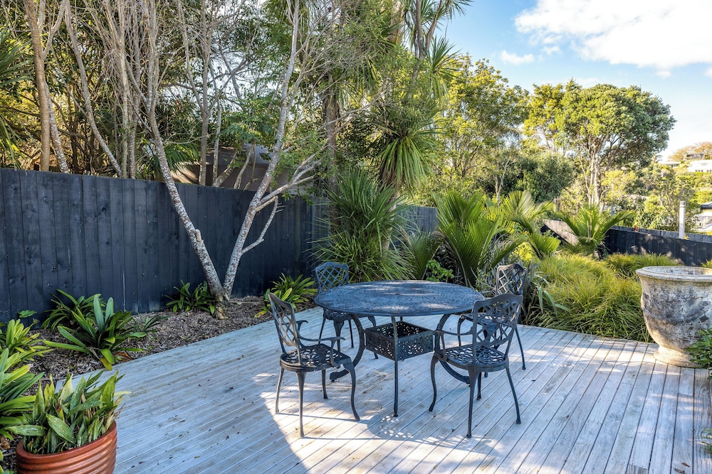 Matai Cottage in Oneroa with Sea Views