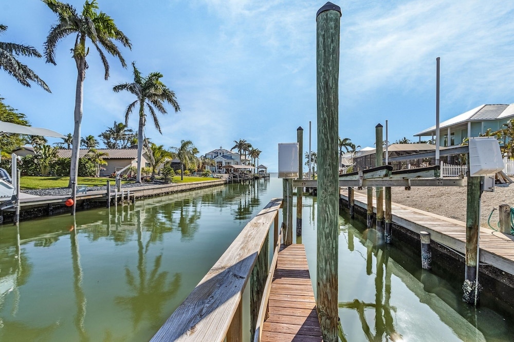 5535 Casa De Lujo: Heated Pool W/ Water Views 4 Bedroom Home