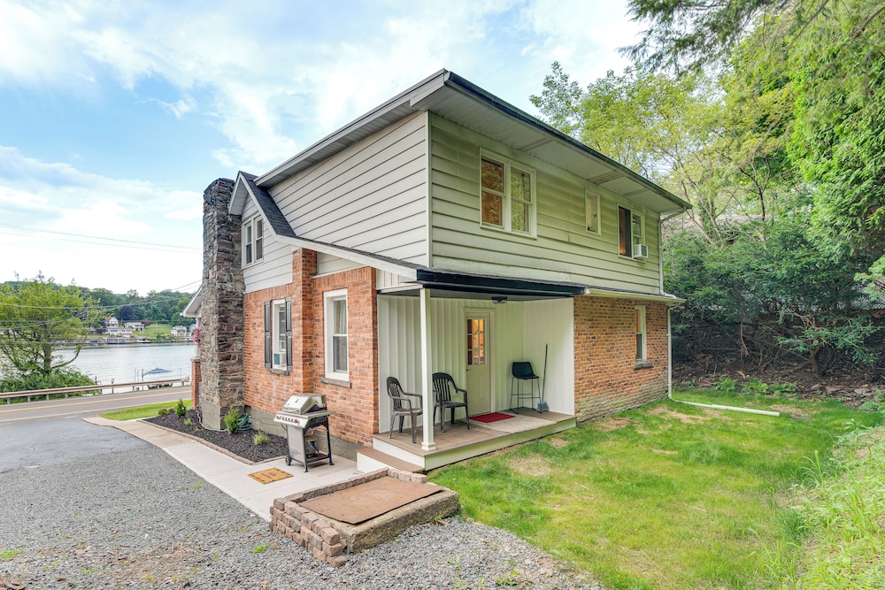 Recently Renovated Harveys Lake Retreat w/ Dock!