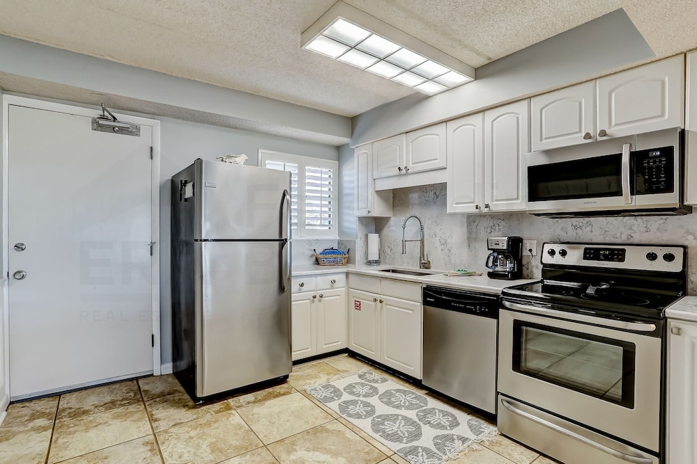Fernandina Beach Vacations - Enchanting Ground Unit Condo Few Steps Away from the Ocean Side by RedAwning - Property Image 9