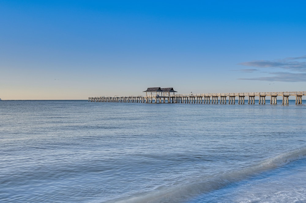 Sleek Coastal Abode: 1 Block to Naples Beach! view 5