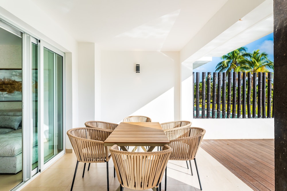 Casa Bellisima ! 2 bedroom swim up 2 Apts by RedAwning