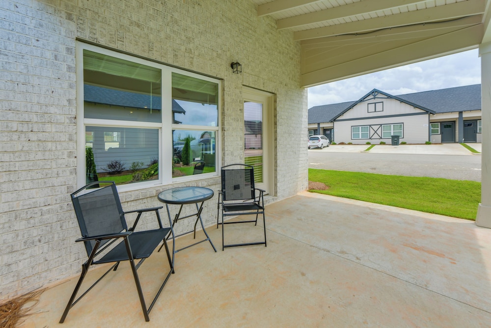 5 Mi to Auburn University: Sleek Townhome w/ Patio