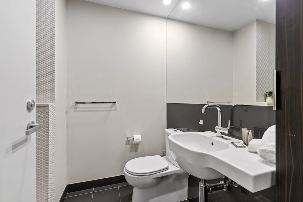 Fitzroy North 1-bed With Balcony by Edinburgh Park