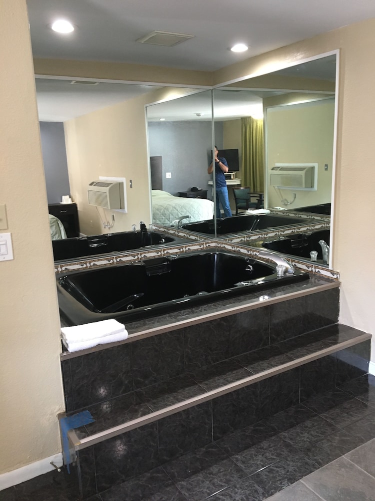 Boston Vacations - Chisholms Motor Inn - Property Image 1