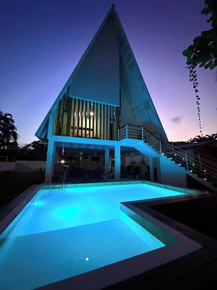 Elegant Chalet 2 Minutes From the Beach Ideal Families