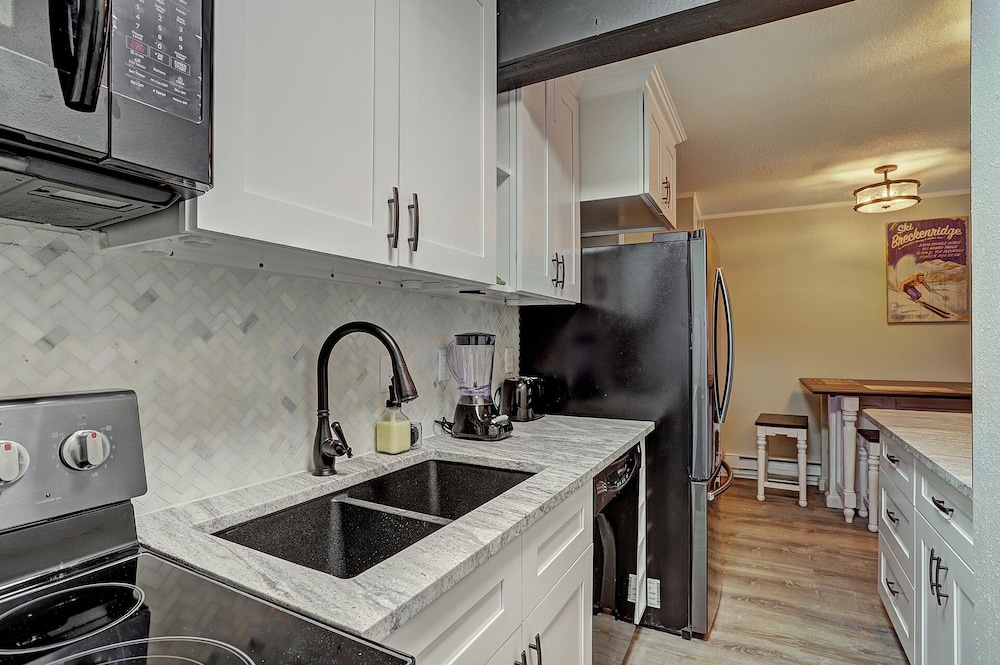 Knotty Pine Lodge 4 Bedroom Townhouse by RedAwning view 3
