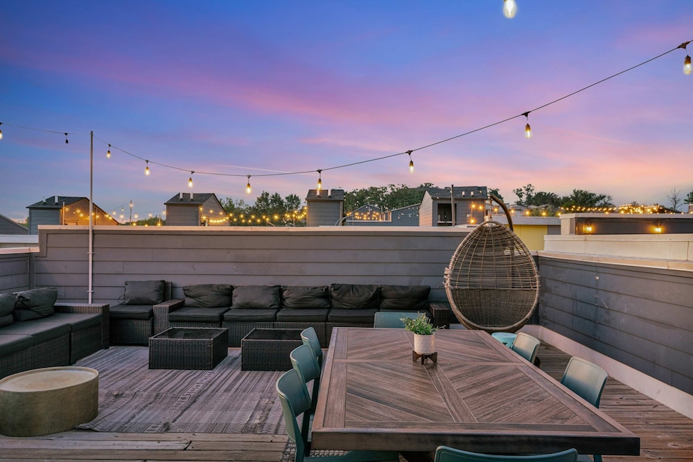 Rooftop Deck 2 Car Garage Near Downtown Nashville