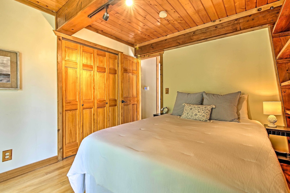 New York City Vacations - Walk to Tuttle Creek Lake: Secluded Scenic Retreat - Property Image 2