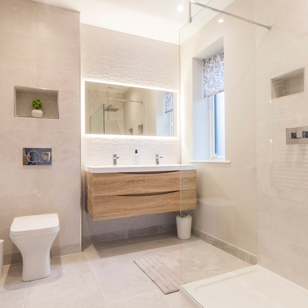 Stylish new Home With Parking - King Beds Garden view 5