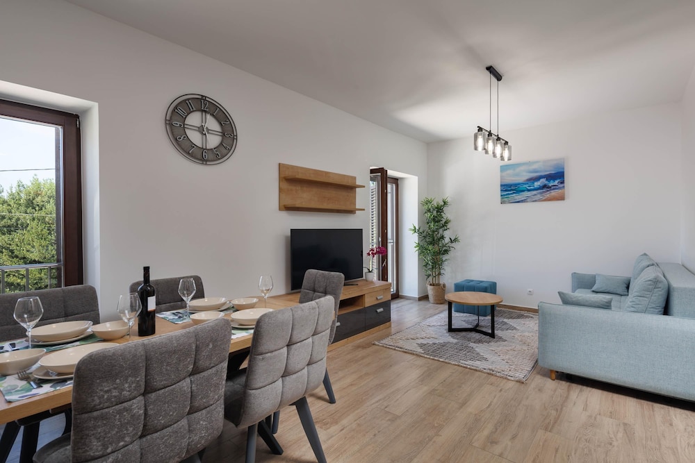Seafront Apartment Nana 1