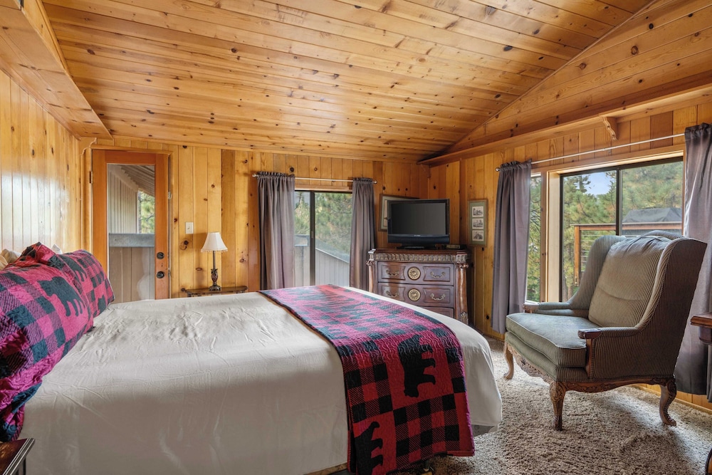Lakeview Cabin w/ Game Room & Deck Near Ski Slopes & Trails Sleeps 20 Waterview by Avantstay