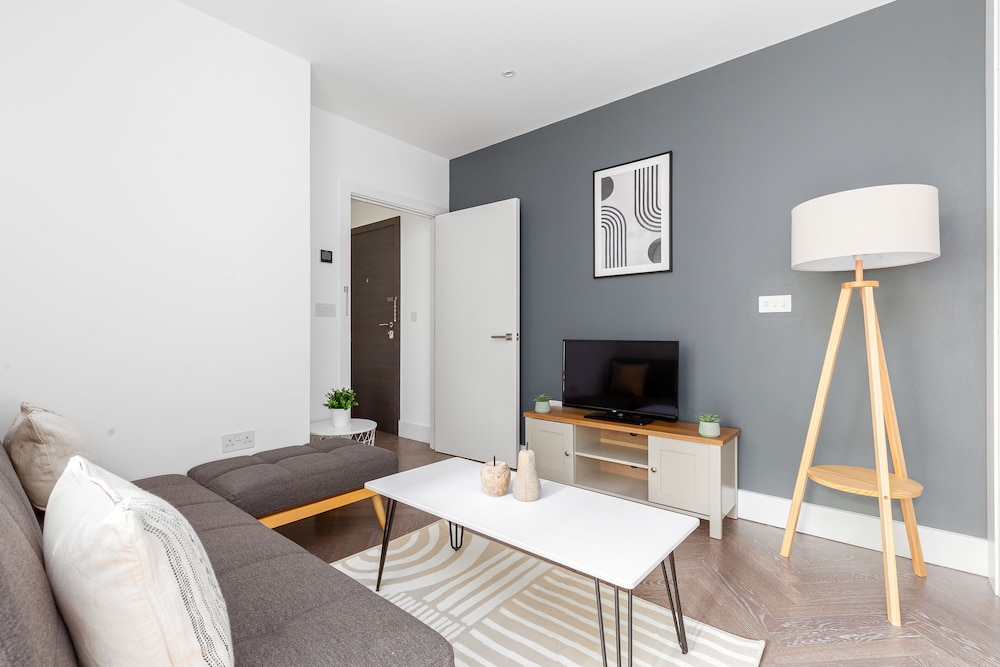 Luminous 2 Bed Balcony Flat in Islington