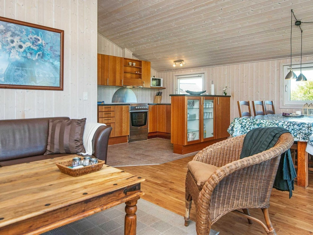 Stunning 3-bed Apartment in Edinburgh view 3