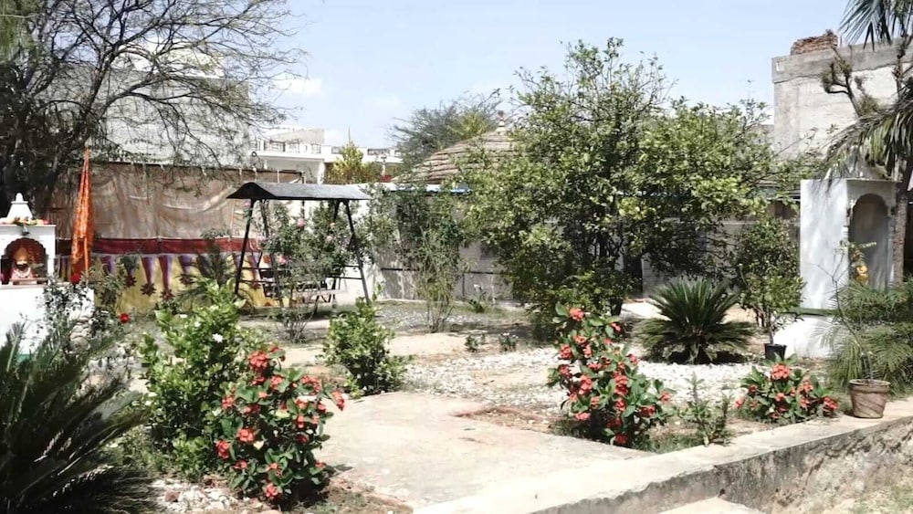 Shyam Luxurious Huts & Guest House