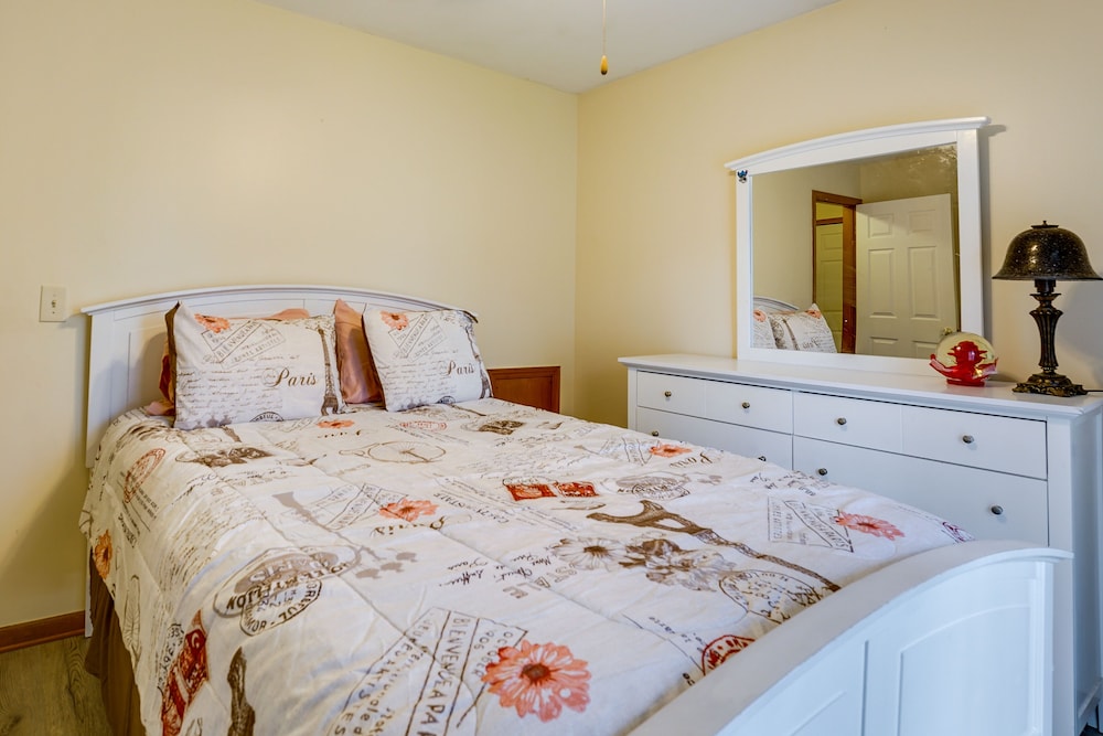 Cozy Clinton Township Condo: 3 Mi to Anchor Bay! view 5