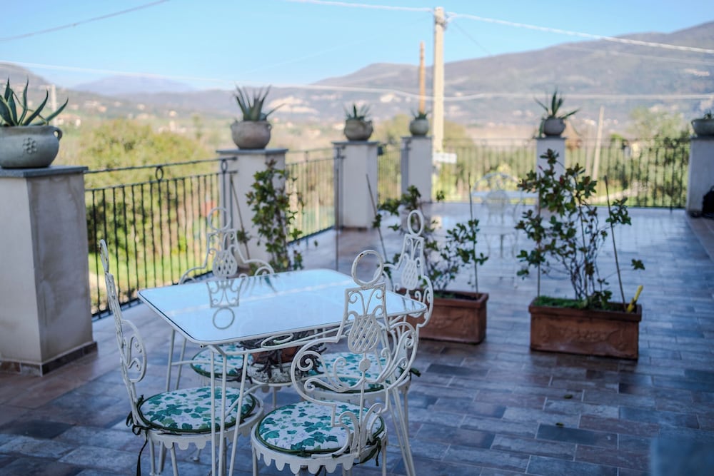 Casale nel Verde con Piscina e Vista