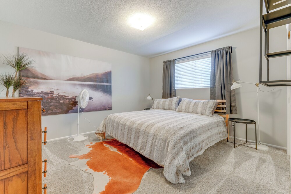 Walk to Conveniences: Tempe Condo w/ Pool!