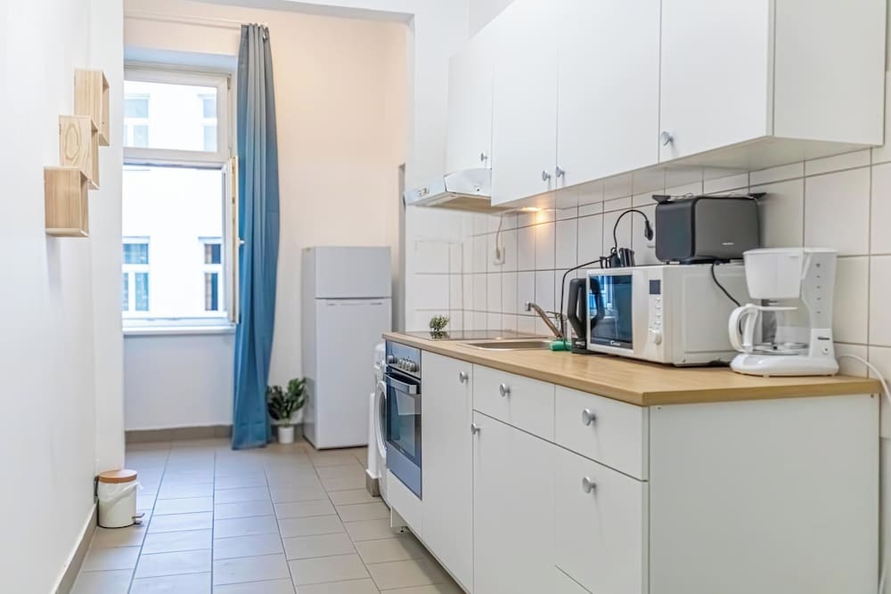 Elegant 2BR Apt Steps from Westbahnhof